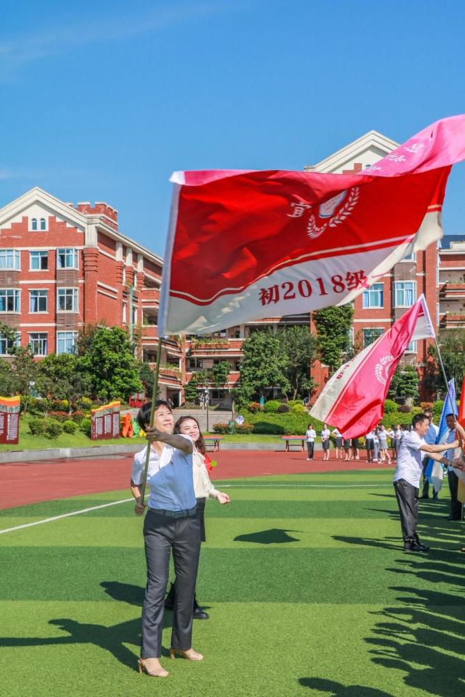 开学典礼上校长向全校老师深鞠躬:拜托对宜宾东辰学校5000名学子悉心