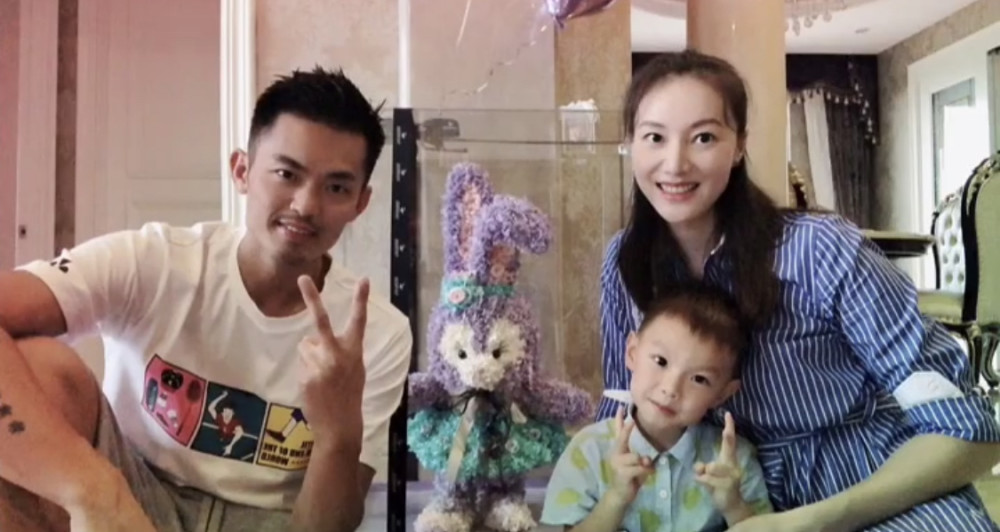 谢杏芳|林丹携儿子为太太谢杏芳庆生，惊喜礼物曝光，夫妻恩爱甜蜜合影