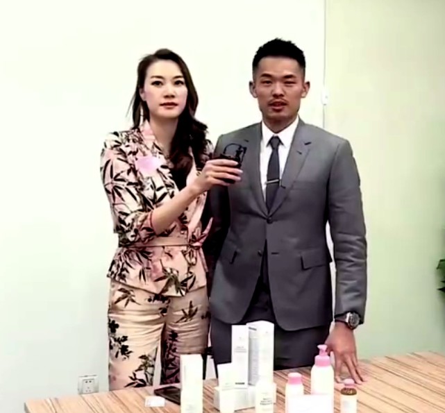 谢杏芳|林丹携儿子为太太谢杏芳庆生，惊喜礼物曝光，夫妻恩爱甜蜜合影