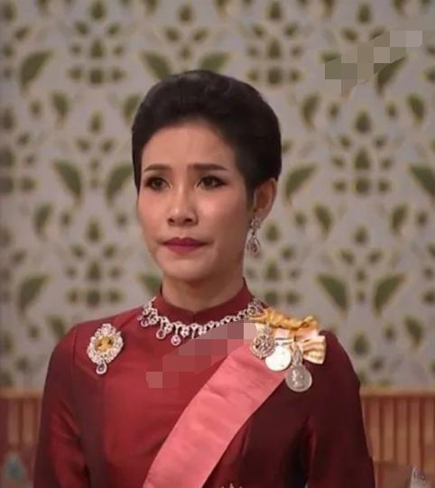 诗妮娜贵妃|诗妮娜在狱中受苦了？出狱后比大7岁的苏提达老太多，水蛇腰吸睛