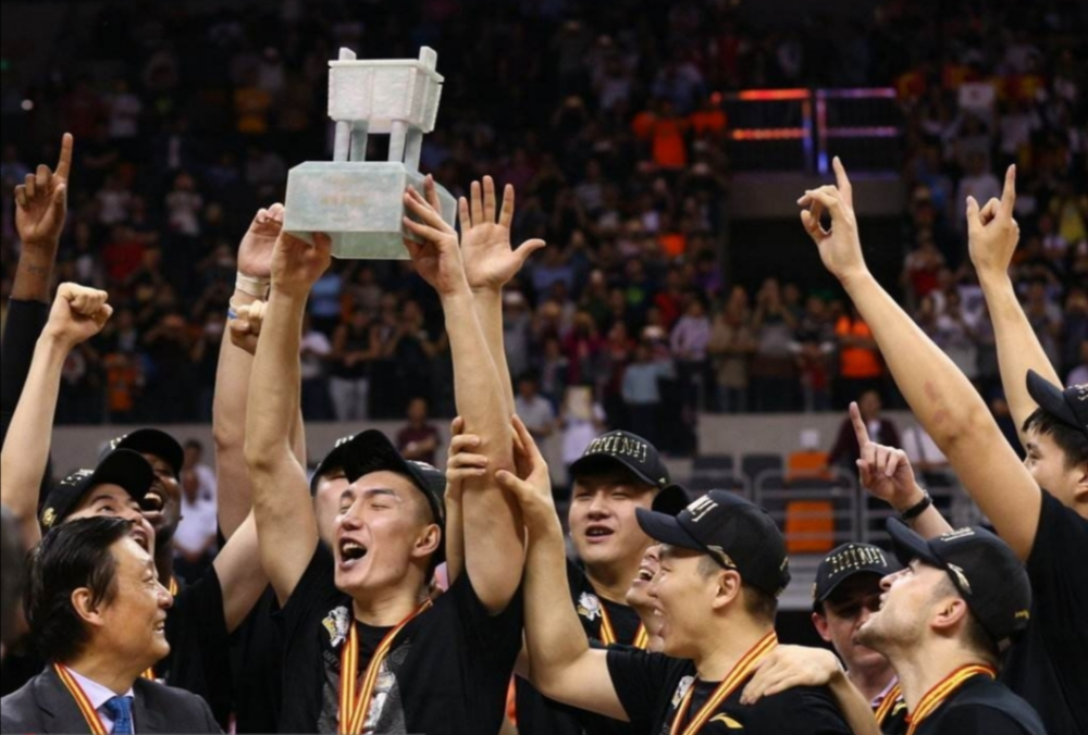 图二:可兰白克高举冠军奖杯