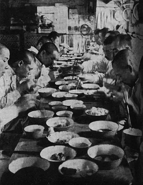 二战前后日军潜艇兵伙食到底如何鱼罐头螃蟹罐头吃到营养不均衡