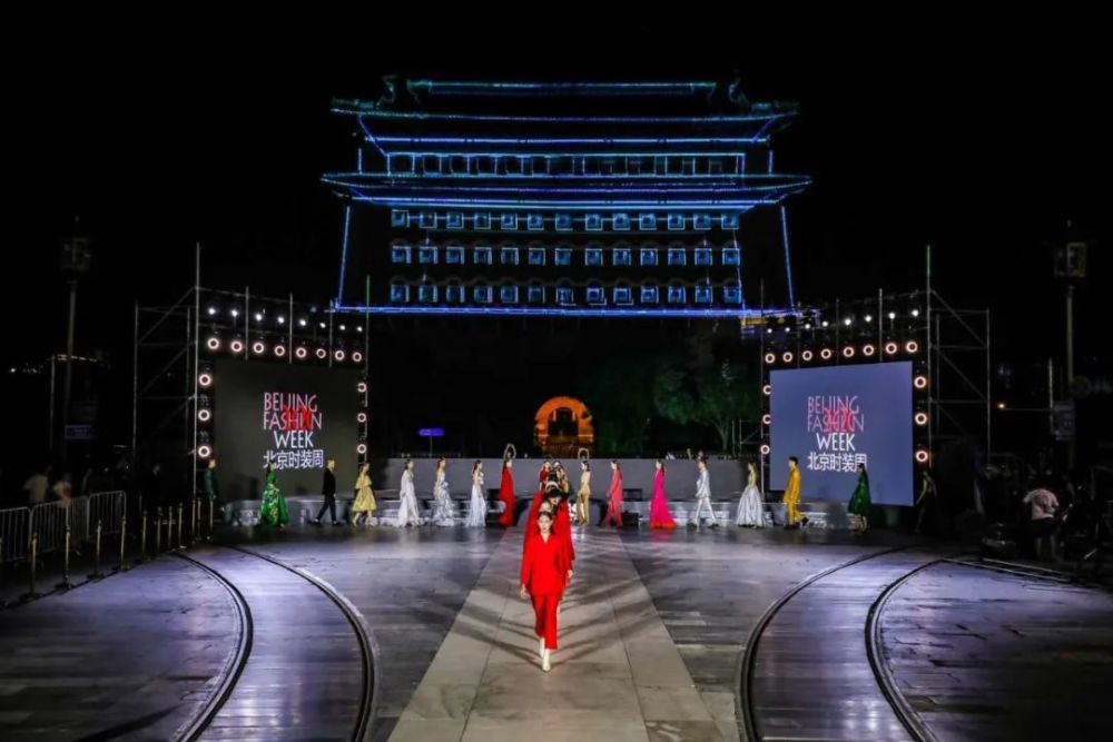国潮之光|“国潮之光”闪耀御道天街 北京时装周首秀开启北京时尚消费月