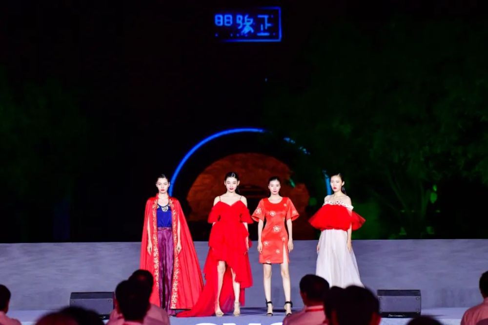 国潮之光|“国潮之光”闪耀御道天街 北京时装周首秀开启北京时尚消费月