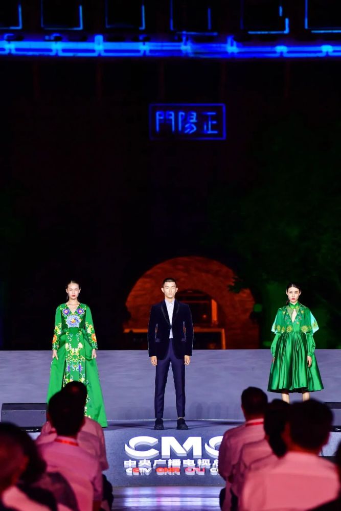 国潮之光|“国潮之光”闪耀御道天街 北京时装周首秀开启北京时尚消费月