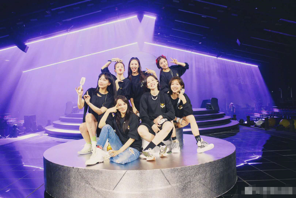 李斯丹妮|浪姐成团夜，李斯丹妮组四人为何非要换上粉红色衣服？