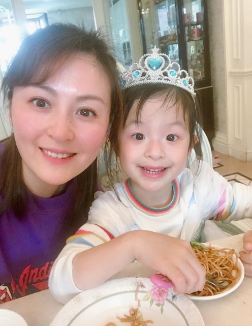 戴娇倩|女星直播带货无修图：胡可法令纹显老，戴娇倩温婉，48岁宁静最美