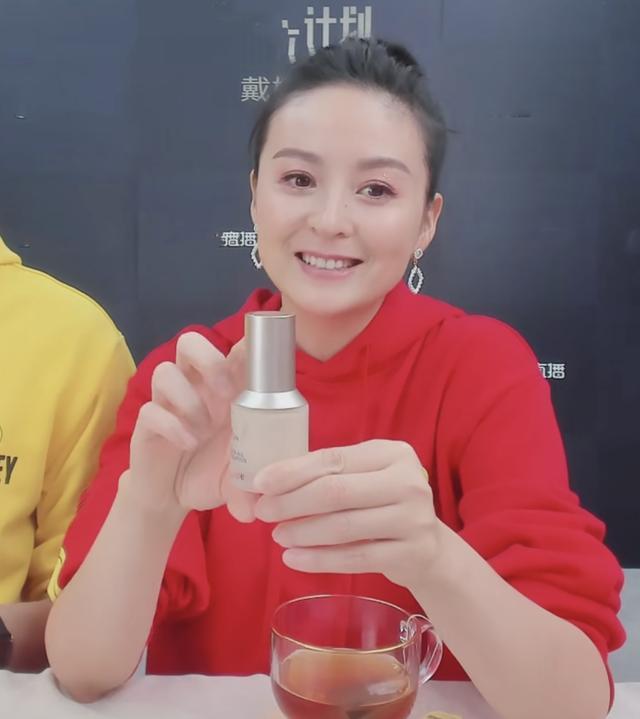 戴娇倩|女星直播带货无修图：胡可法令纹显老，戴娇倩温婉，48岁宁静最美