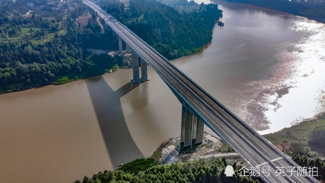四川达州晨光中的营达高速公路巴河大桥