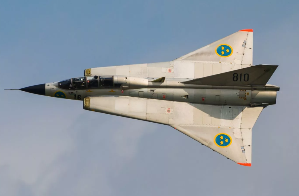 俄军苏27战机以眼镜蛇机动风靡各类航展,而今天要介绍的主角萨博35也