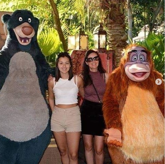 谢嘉怡|港姐冠军谢嘉怡晒童年全家福为妈妈庆生，和妈妈五官犹如复制粘贴