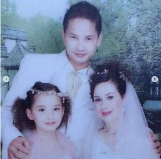 谢嘉怡|港姐冠军谢嘉怡晒童年全家福为妈妈庆生，和妈妈五官犹如复制粘贴