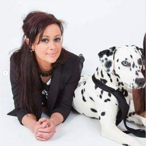 谢嘉怡|港姐冠军谢嘉怡晒童年全家福为妈妈庆生，和妈妈五官犹如复制粘贴