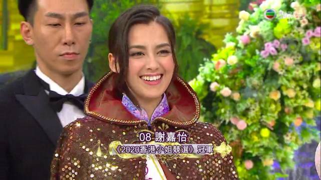 谢嘉怡|港姐冠军谢嘉怡晒童年全家福为妈妈庆生，和妈妈五官犹如复制粘贴