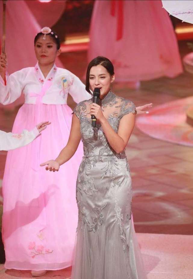 谢嘉怡|港姐冠军谢嘉怡晒童年全家福为妈妈庆生，和妈妈五官犹如复制粘贴