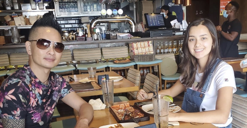 谢嘉怡|港姐冠军谢嘉怡晒童年全家福为妈妈庆生，和妈妈五官犹如复制粘贴