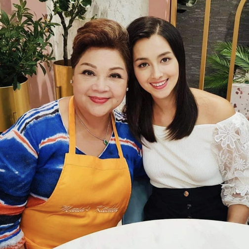 谢嘉怡|港姐冠军谢嘉怡晒童年全家福为妈妈庆生，和妈妈五官犹如复制粘贴