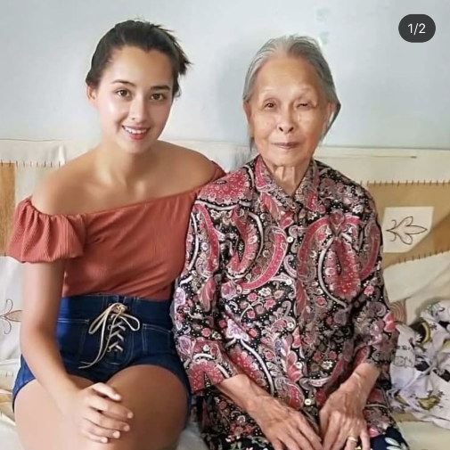 谢嘉怡|港姐冠军谢嘉怡晒童年全家福为妈妈庆生，和妈妈五官犹如复制粘贴