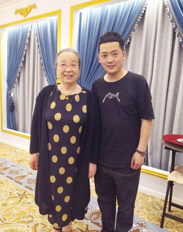 "容嬷嬷"李明启走机场,穿印花衬衫时髦大气,老太太看着挺慈祥