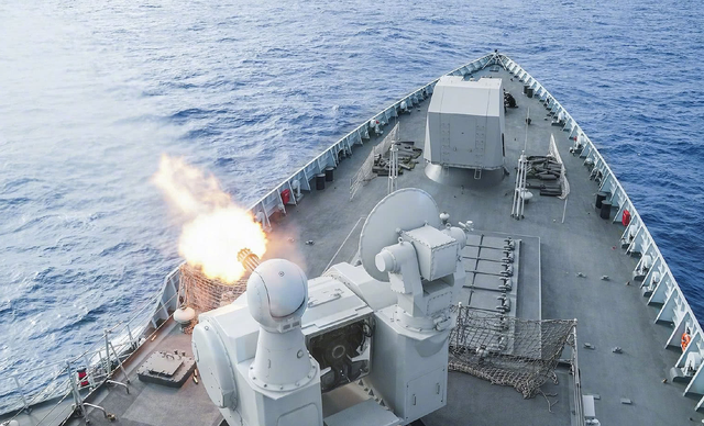 055大驱配置的舰炮火力有多猛?一门炮相当于一个炮兵营的火力!_腾讯新