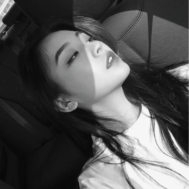 黑白女生头像/泛滥就泛滥 谁走都不心疼