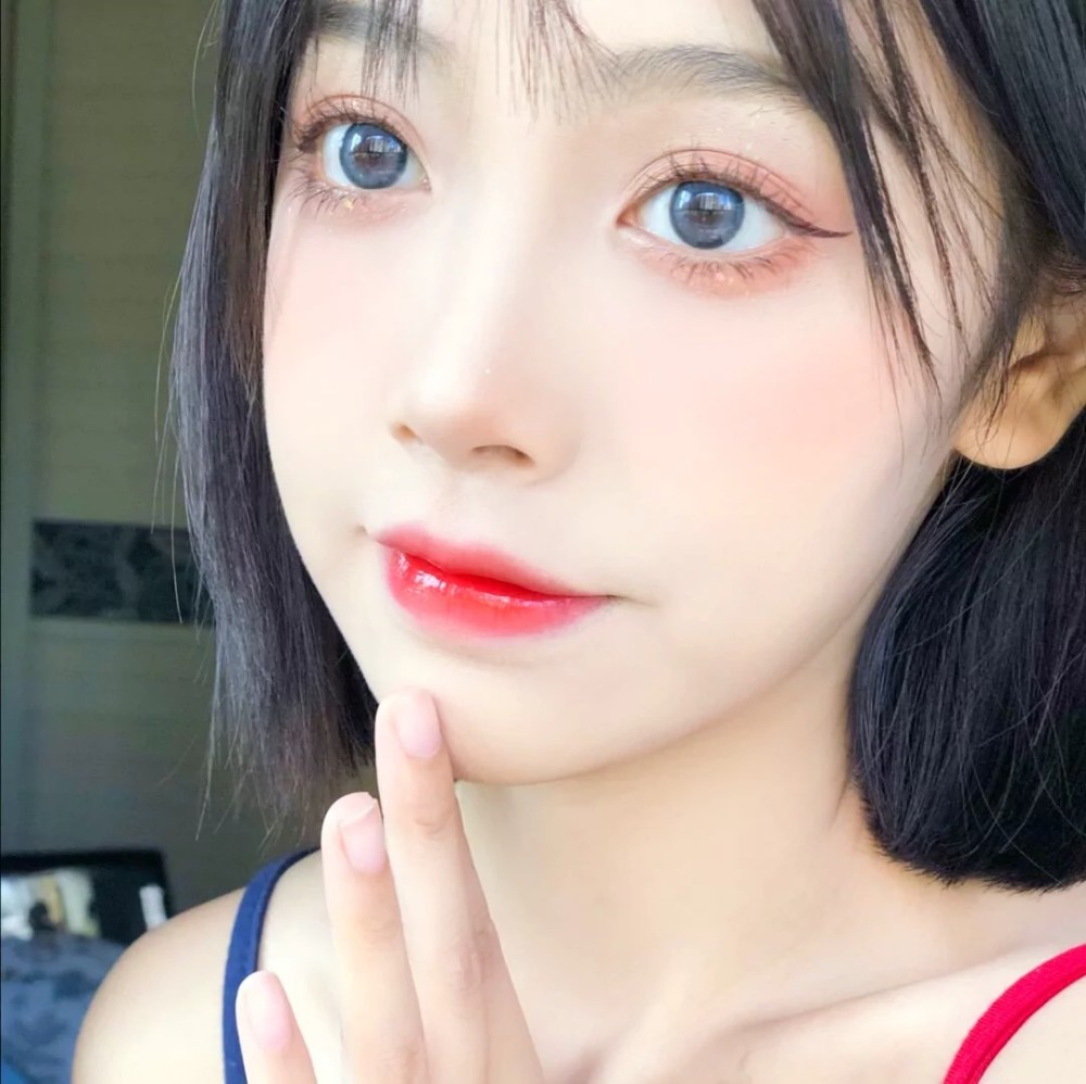 殷桃水雾女生头像你看这个人嘴里说喜欢我却让我这么难过