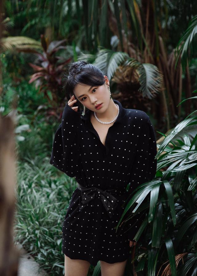 袁立真有魅力穿黑色连衣裙挂3圈佛珠大方优雅富态身材超霸气