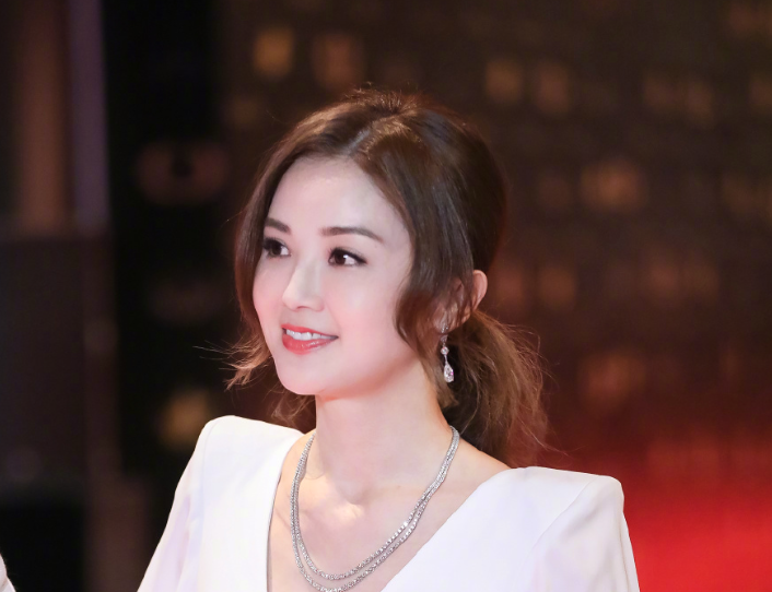 蔡卓妍|深扒阿Sa情史：离过一次婚，曾与陈伟霆相恋，又被传与新男友分手