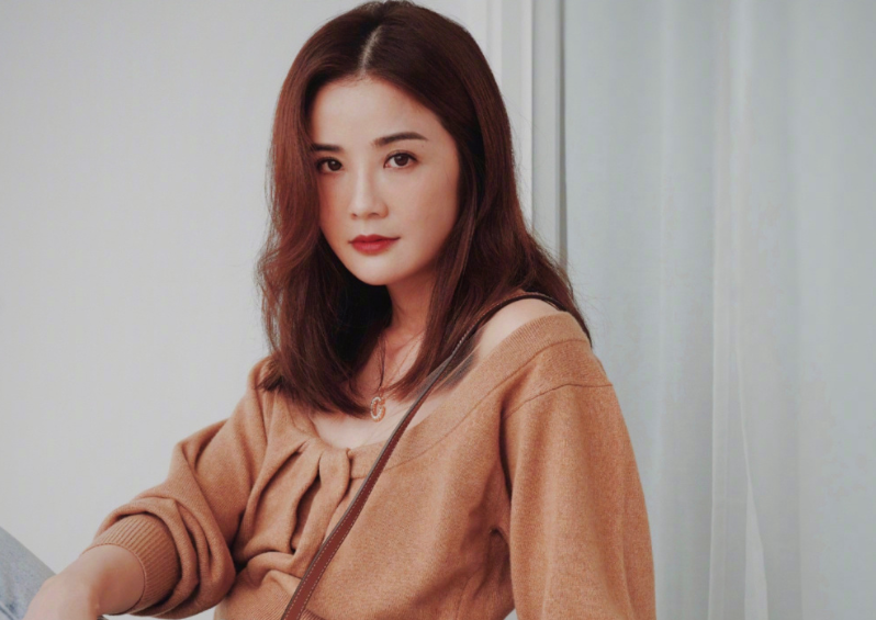 蔡卓妍|深扒阿Sa情史：离过一次婚，曾与陈伟霆相恋，又被传与新男友分手