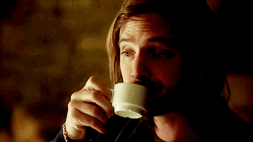 带着无比沉重的心情,我放下了那杯伯爵红茶,眼睛的余光落到茶包的