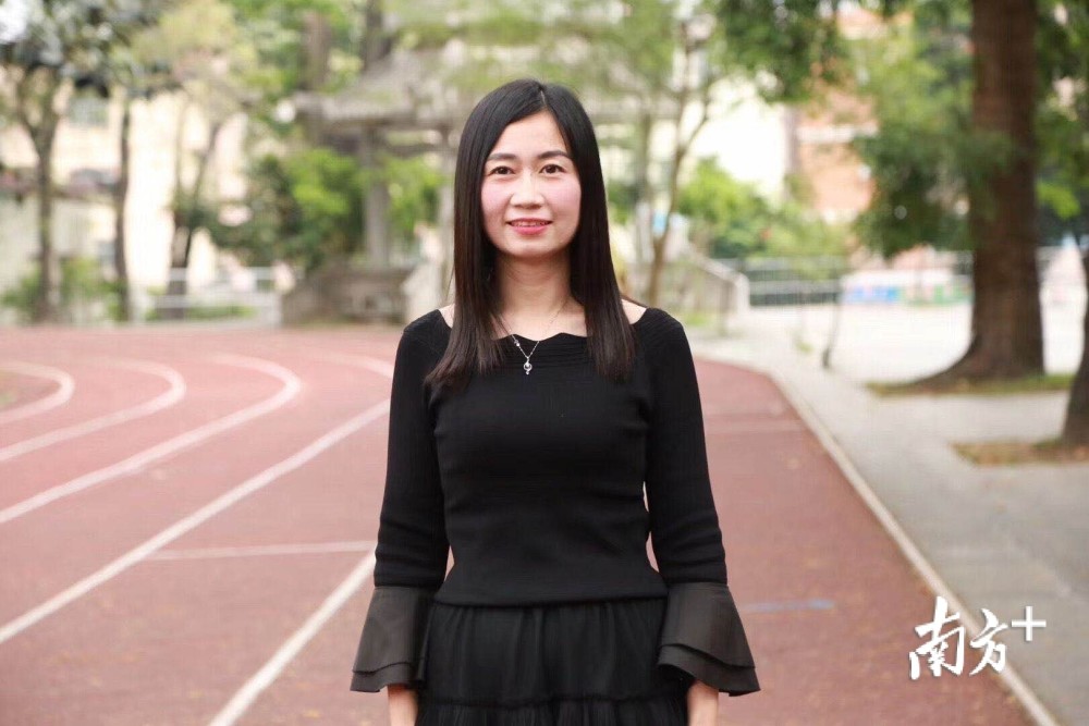 龙山中学教师陈丽像呵护露珠一样珍爱学生