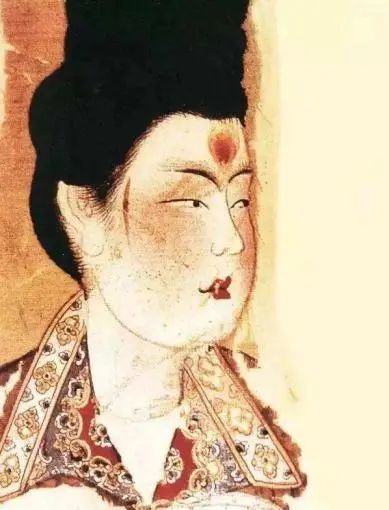 晓霞妆,是古代女子位于眉尾至两鬓间的一种面妆 宫女的脸意外被划破