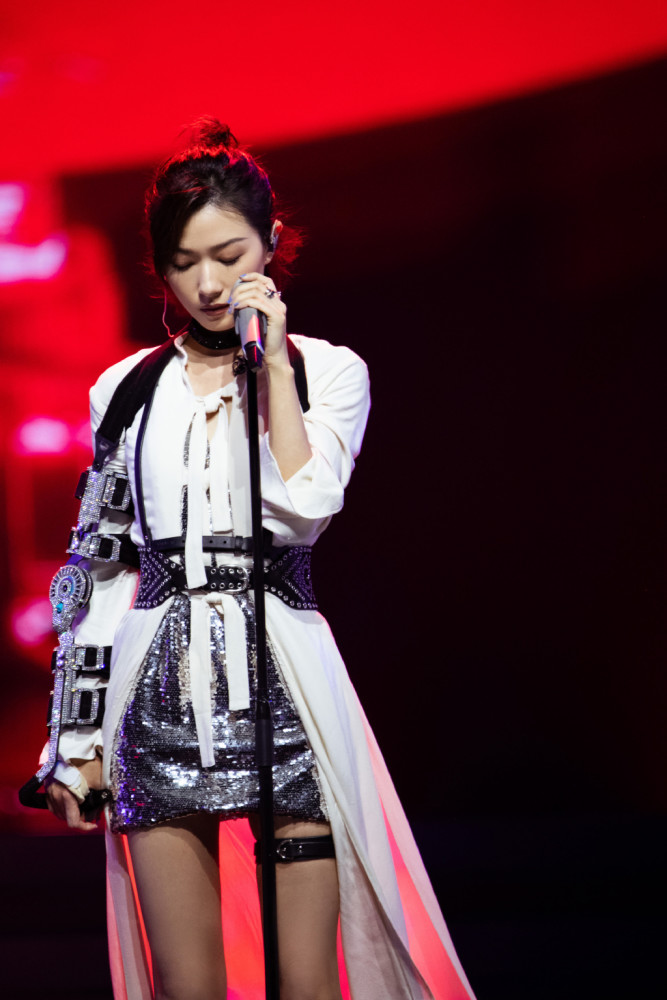 万茜|墙倒众人推？万茜再被官方打脸，盗号事件演变成一场表演秀