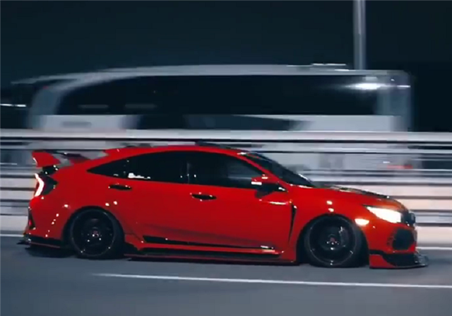 全车"拉力红",第一眼误认为是type-r,实际上是一台两厢版的本田思域