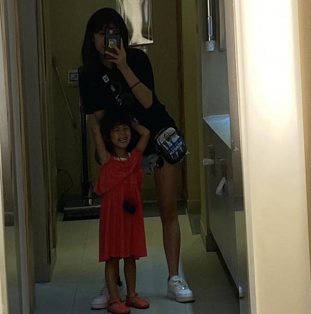 梧桐妹|贾静雯女儿们太有爱，梧桐妹晒与Bo妞合照，姐妹俩长相大不同