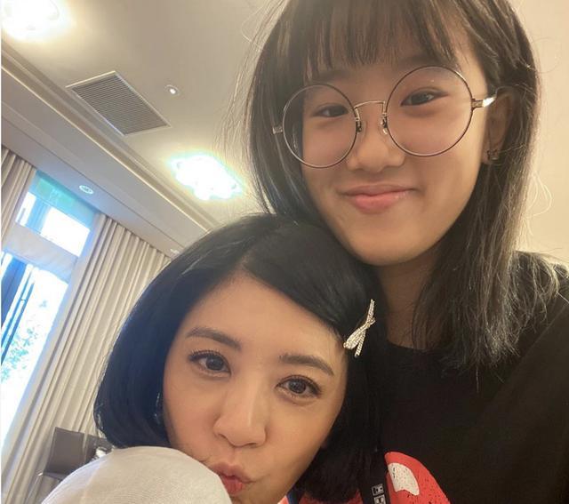 梧桐妹|贾静雯女儿们太有爱，梧桐妹晒与Bo妞合照，姐妹俩长相大不同