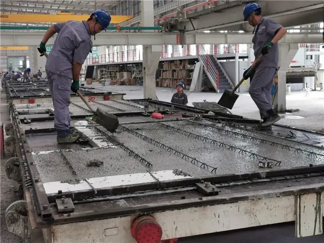 在叠合板生产线上忙碌的工人 我们公司在仁寿县经济开发区总褪资