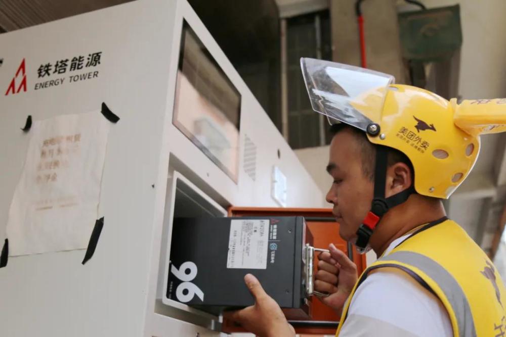 记者看到一台外表红白相间,造型别致的"飞哥换电"机柜格外引人注目