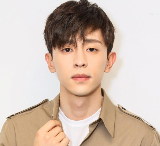 邓伦|邓伦：一手好牌快打烂的男明星，求你快去演戏，别扎堆综艺了