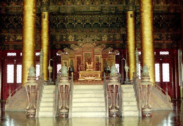 谈起皇帝百官议政的朝堂,本应该是极其严肃庄重的