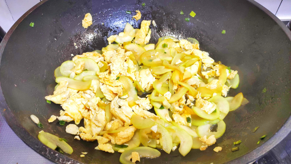 撒上葱花就就可以出锅啦!清脆爽口的瓠子瓜炒鸡蛋就做好啦!