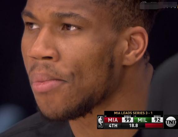 【影片】比賽最後時刻，熱火全隊哈哈大笑，誰注意到場邊字母哥的表情？-黑特籃球-NBA新聞影音圖片分享社區