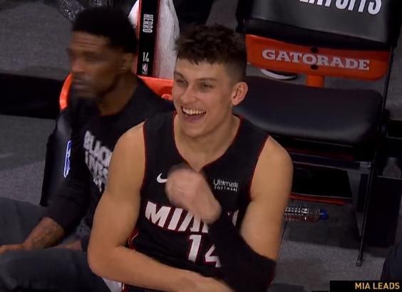 【影片】比賽最後時刻，熱火全隊哈哈大笑，誰注意到場邊字母哥的表情？-黑特籃球-NBA新聞影音圖片分享社區