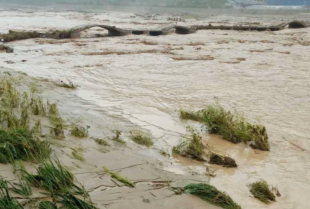 美国|2020年怎么了？美国大火烟雾进入约14公里高空，又突降近33°C下雪