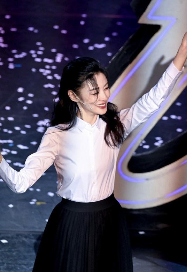 表情包|52岁周涛近照曝光，吐舌卖萌化身表情包，冻龄颜值超能打