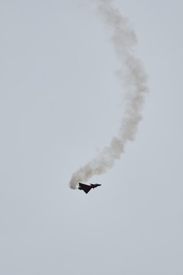 表演落叶飘机动,天空灰蒙蒙反差非常小,航模飞机的特技动作非常激烈