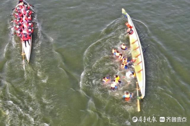 大明湖上龙舟赛一支龙舟意外翻船