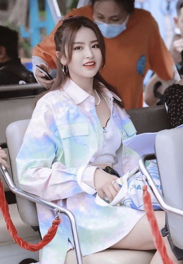 被选秀淘汰人气反旺怪力少女牛仔衣搭阔腿裤高颜值抢眼