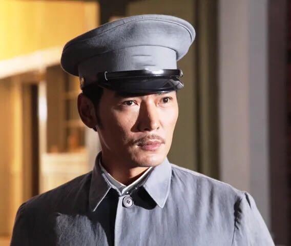 直到1990年,他才在电视剧《莫道无情》中谋得一个配角,那时候,焦恩俊