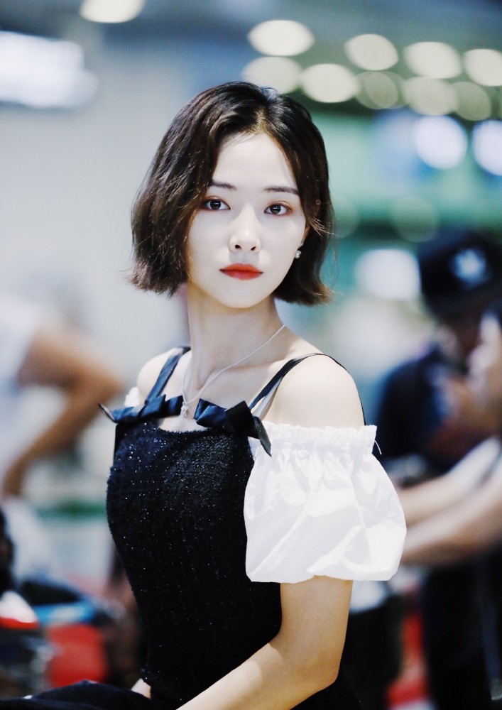 许佳琪真的好绝穿深蓝色吊带上衣凹造型上演致命锁骨杀